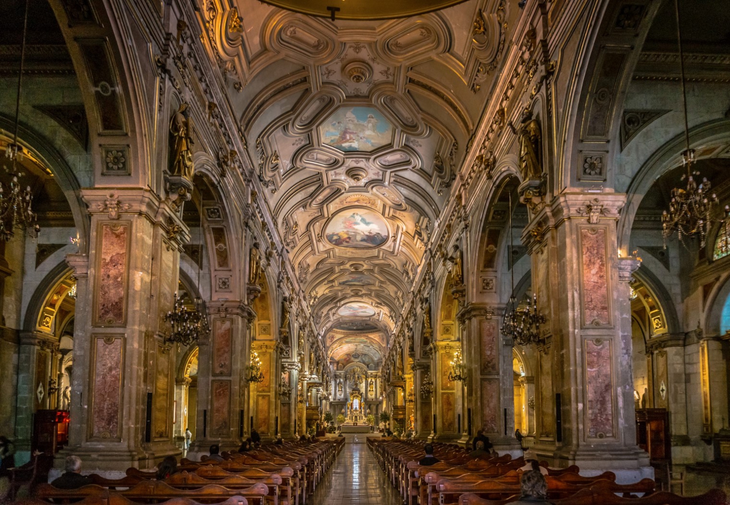 https://images.myguide-cdn.com/md/chile/companies/santiago-metropolitan-cathedral/large/santiago-metropolitan-cathedral-725184.jpg