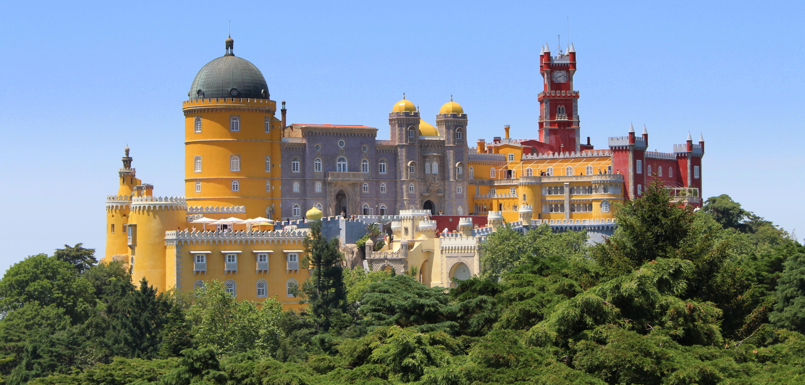 https://upload.wikimedia.org/wikipedia/commons/1/10/Sintra_-_Palacio_da_Pena_%2820332995770%29_%28cropped2%29.jpg