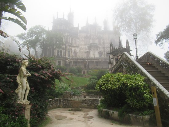 https://media-cdn.tripadvisor.com/media/photo-s/1a/0c/51/eb/quinta-da-regaleira-very.jpg